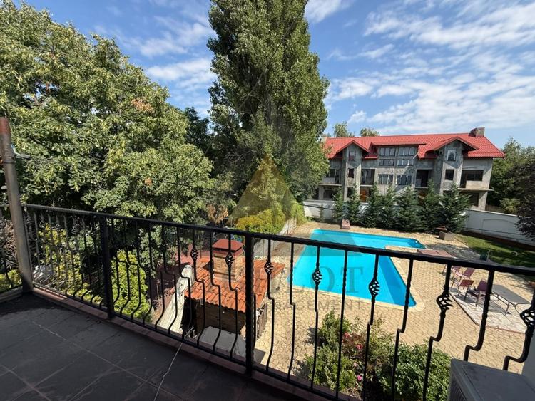 Duplex cu 10 camere cu Piscina în Iancu Nicolae