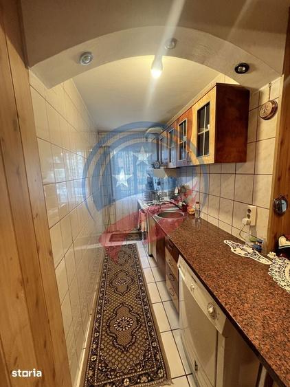 Apartament cu 3 camere semidecomandat în Craiovița Nouă