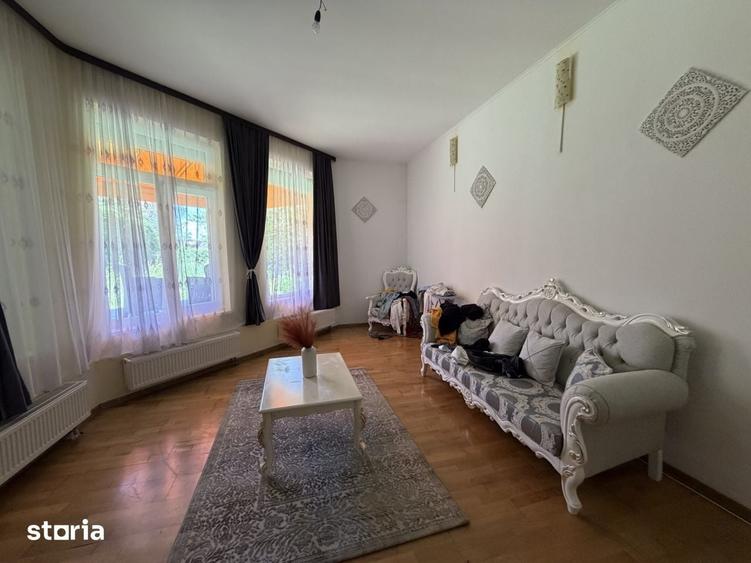 Casă cu 6 camere cu Teren 480 Mp în Banloc