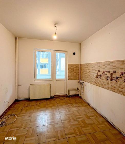 Apartament cu 3 camere decomandat în Vitan