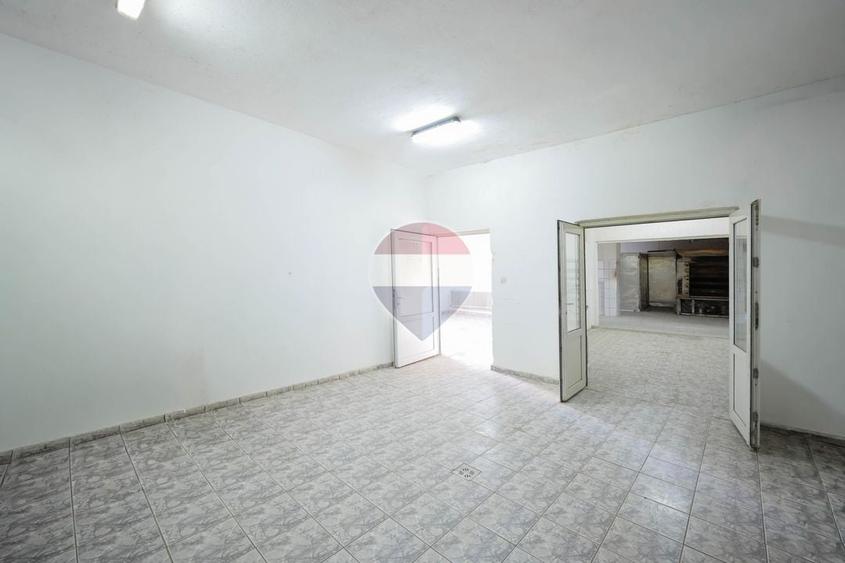 Spațiu comercial, de 300 mp, în Sânmartin