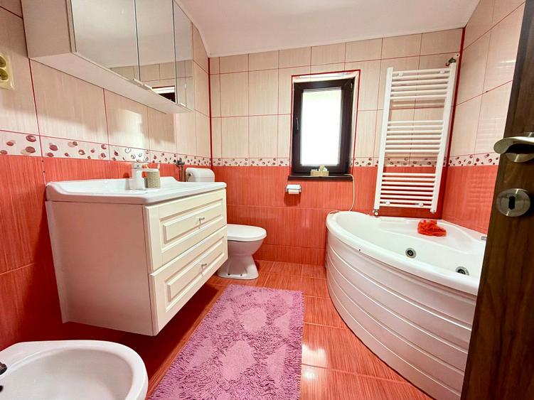 Casă individuală cu 4 camere cu Canalizare în Siretu (Săucești)