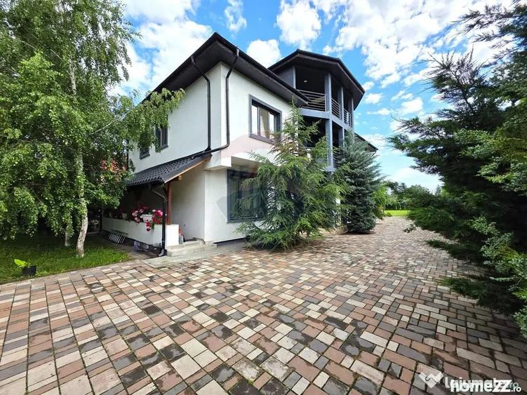 Casă cu 7 camere cu Teren 3200 Mp în Lipia