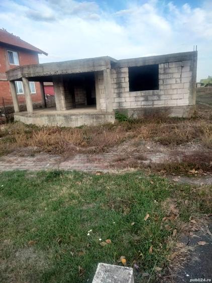 Casă cu 6 camere în Carani