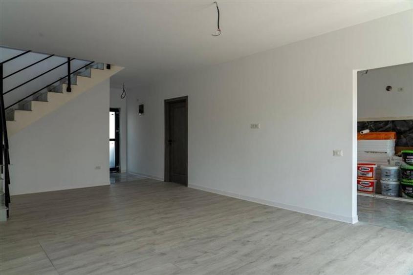 Casă cu 4 camere cu Teren 400 Mp în Berceni