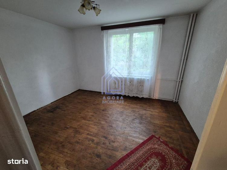 Apartament cu 3 camere decomandat în Roșu
