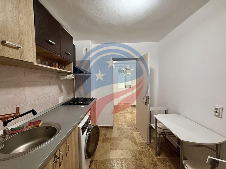 Apartament cu 3 camere semidecomandat în 1 Mai