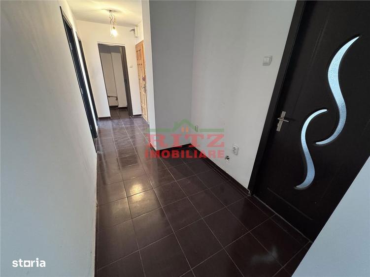 Apartament cu 4 camere decomandat în Crișan