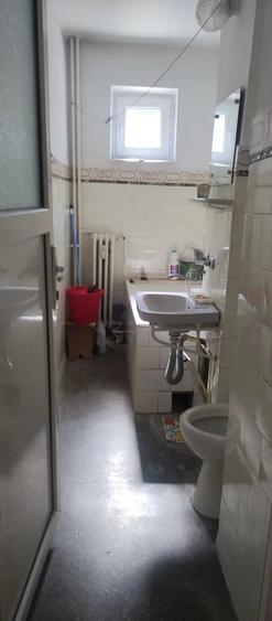 Apartament cu 3 camere semidecomandat, mobilat în Central