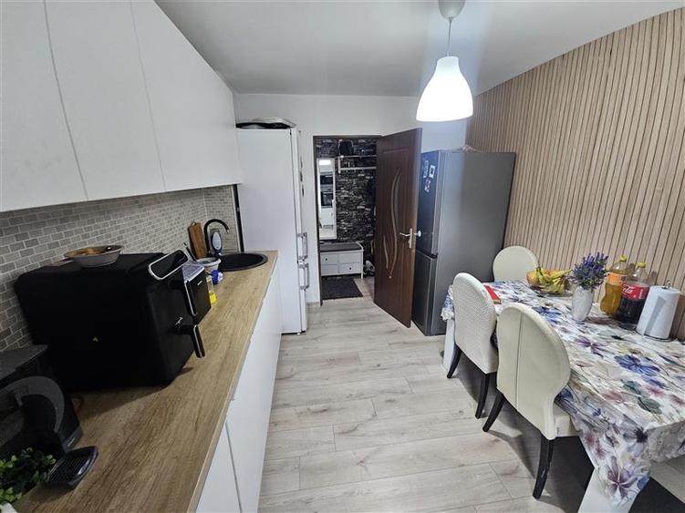 Apartament cu 3 camere decomandat, mobilat în Micro IV