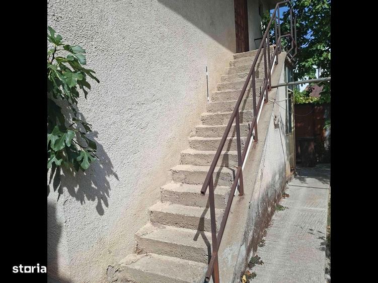 Casă cu 4 camere în Rovine