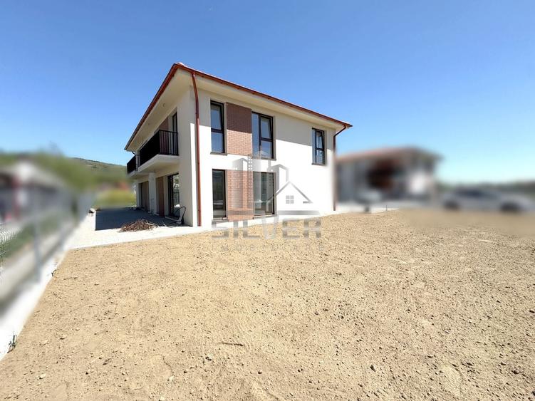 Duplex cu 5 camere cu Canalizare în Chinteni