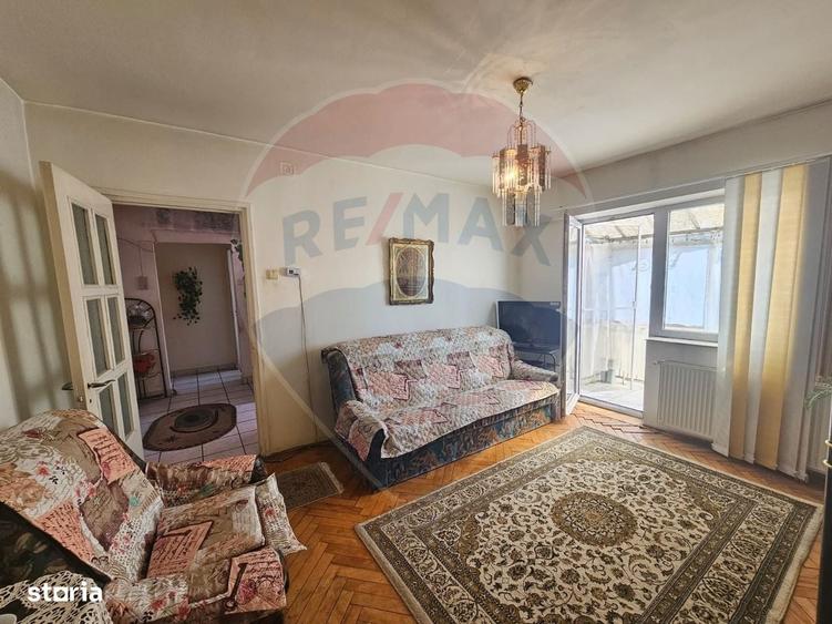 Apartament cu 3 camere semidecomandat în Central