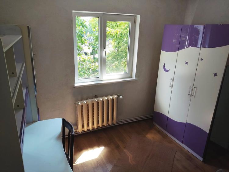Apartament cu 3 camere semidecomandat în Dacia