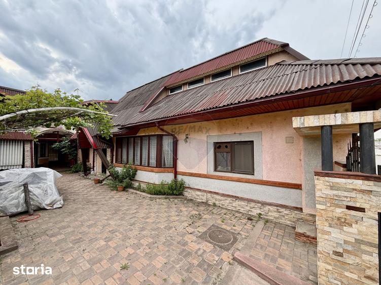 Casă cu 9 camere cu Teren 500 Mp în Central