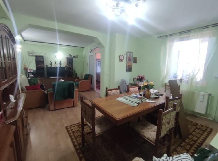 Casă cu 6 camere cu Teren 220 Mp în Griviței
