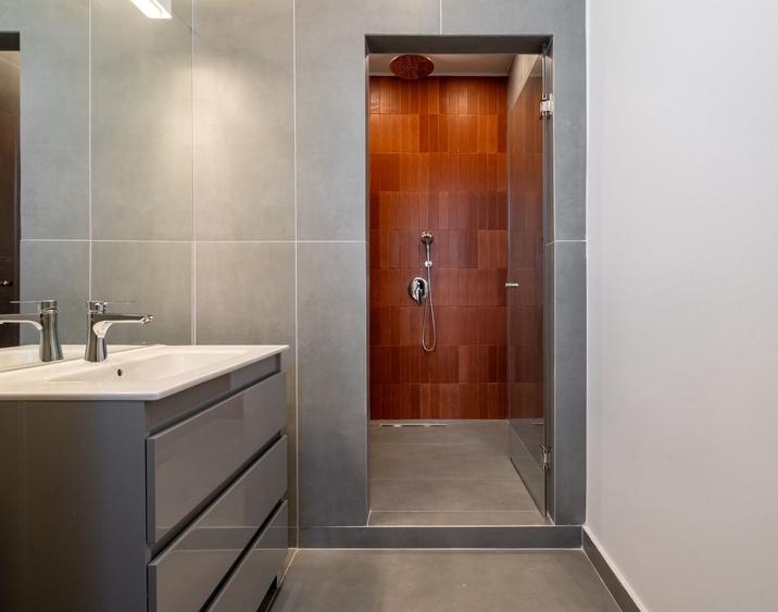 Apartament cu 4 camere, mobilat în Calea Victoriei