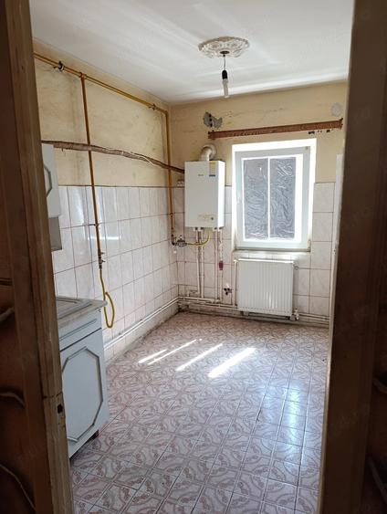 Apartament cu 3 camere semidecomandat în Central