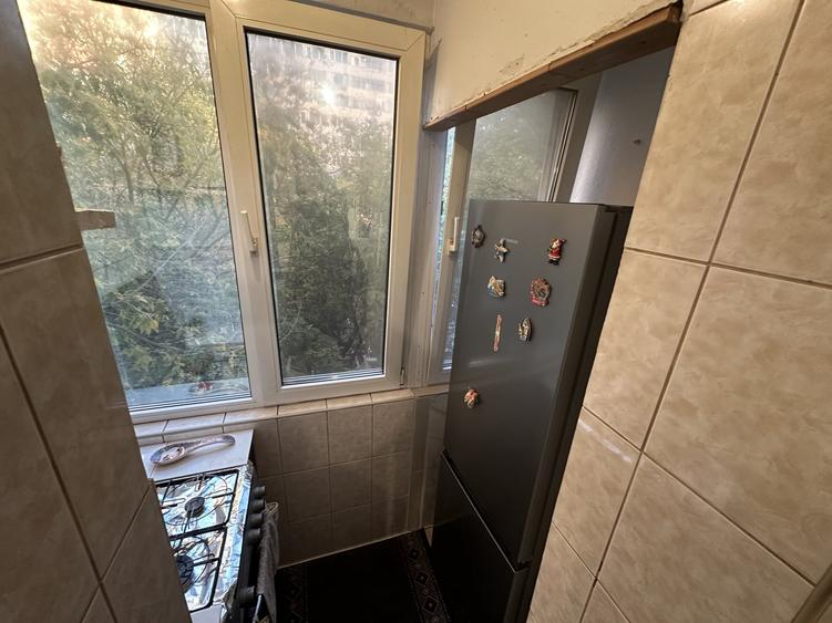 Apartament cu 3 camere decomandat, mobilat în Berceni