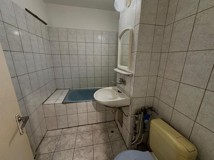 Apartament cu 3 camere decomandat în Valenta