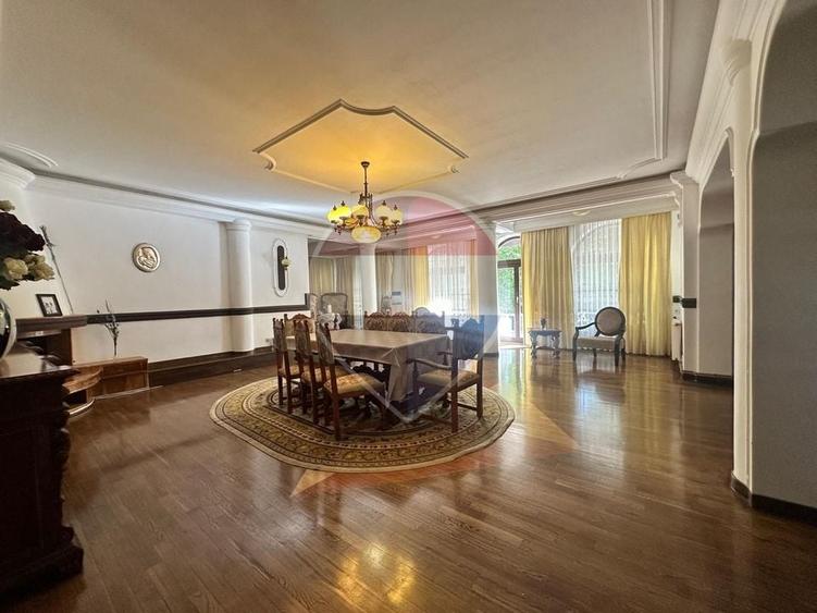 Casă individuală cu 8 camere cu Teren 488 Mp în Domenii