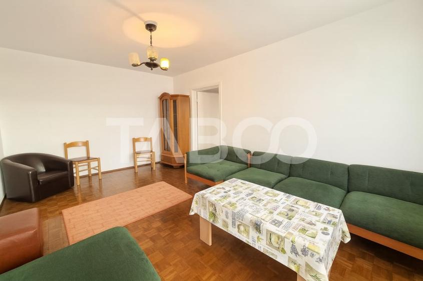 Apartament cu 3 camere semidecomandat, mobilat în Central