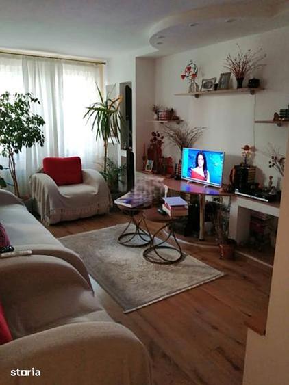 Apartament cu 3 camere decomandat în Far