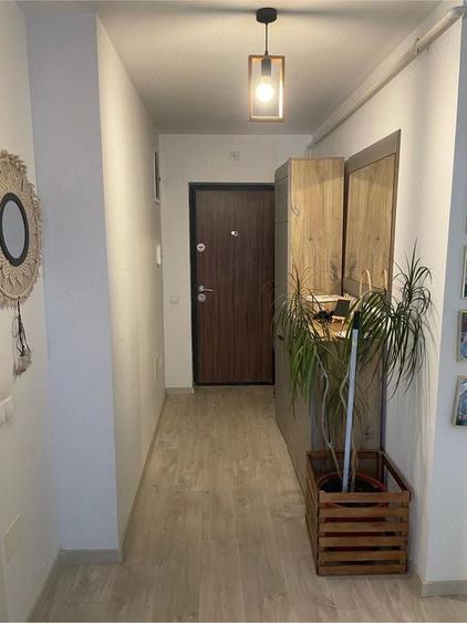 Apartament cu 3 camere semidecomandat, mobilat în Dâmbul Rotund