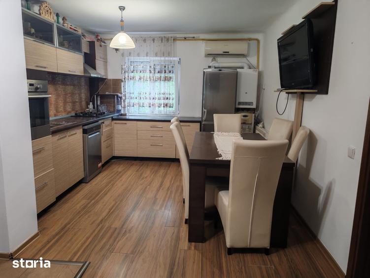 Apartament cu 4 camere decomandat în Calea București