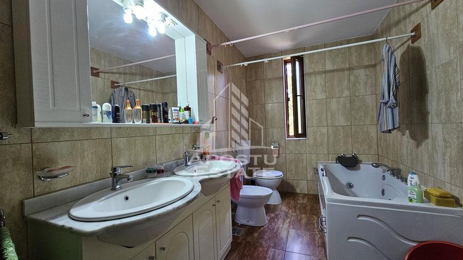 Casă cu 7 camere cu Canalizare în Ghioroc