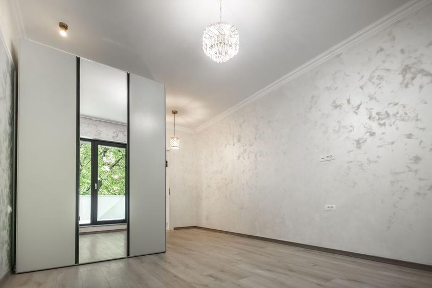 Apartament cu 3 camere semidecomandat în Tineretului