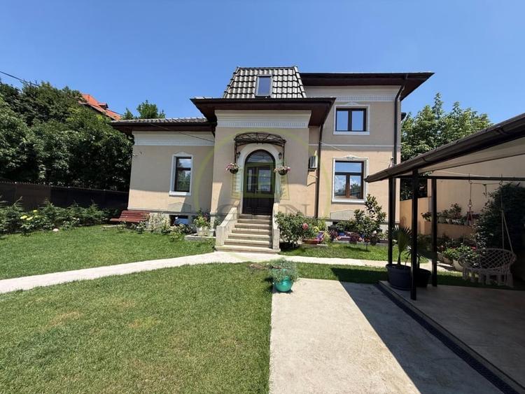 Casă individuală cu 10 camere cu Canalizare în Central