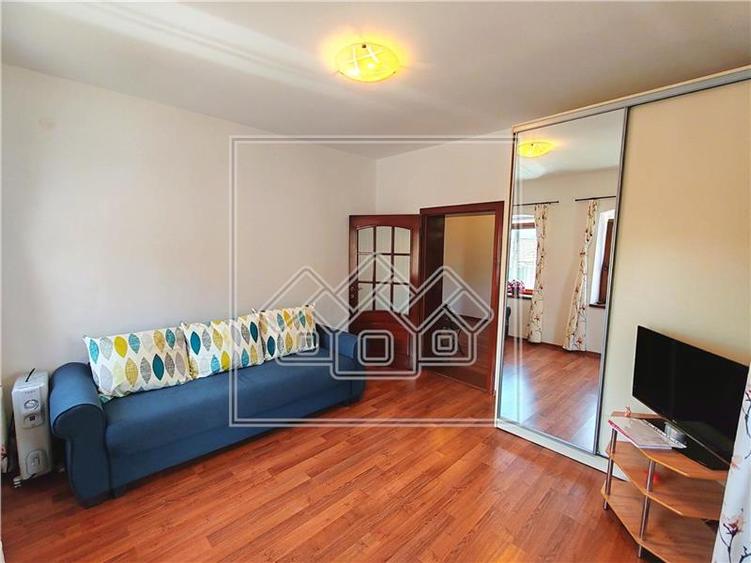 Casă individuală cu 6 camere cu Canalizare în Mohu
