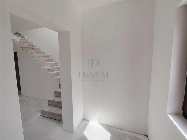 Duplex cu 3 camere cu Canalizare în Albina