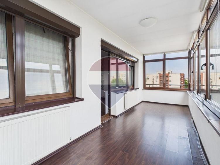 Apartament cu 6 camere decomandat în Sisești