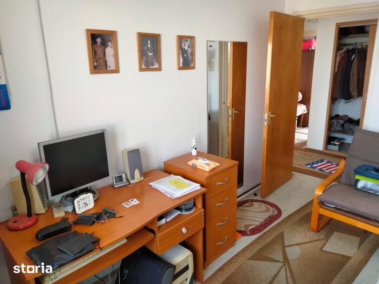 Apartament cu 3 camere semidecomandat în Tei