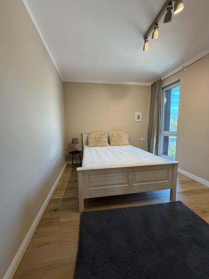 Apartament cu 3 camere semidecomandat, mobilat în Orașul Vechi