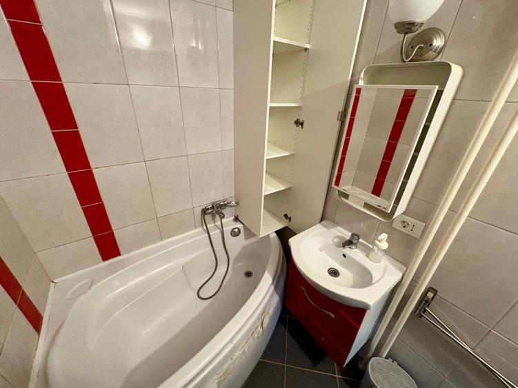 Apartament cu 3 camere semidecomandat în P-ța Reșița