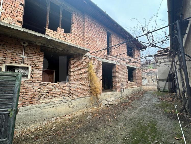 Casa la ro?u cu 7 camere, 2 bai, 1 bucatarie. - 11