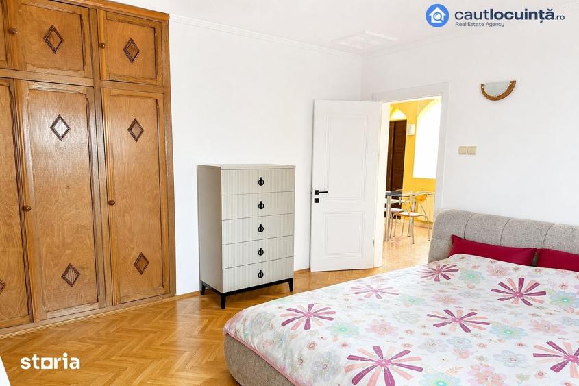 Casă cu 10 camere cu Teren 425 Mp în Dobroești
