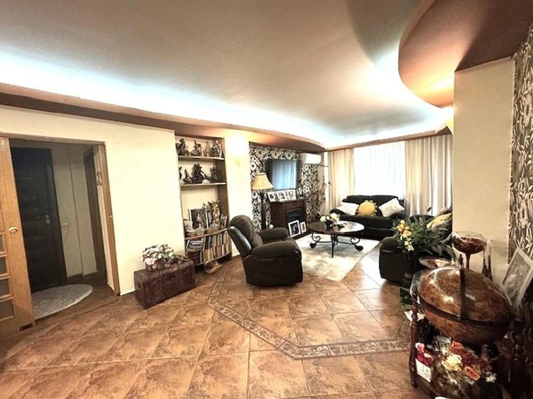 Apartament cu 4 camere decomandat în Central