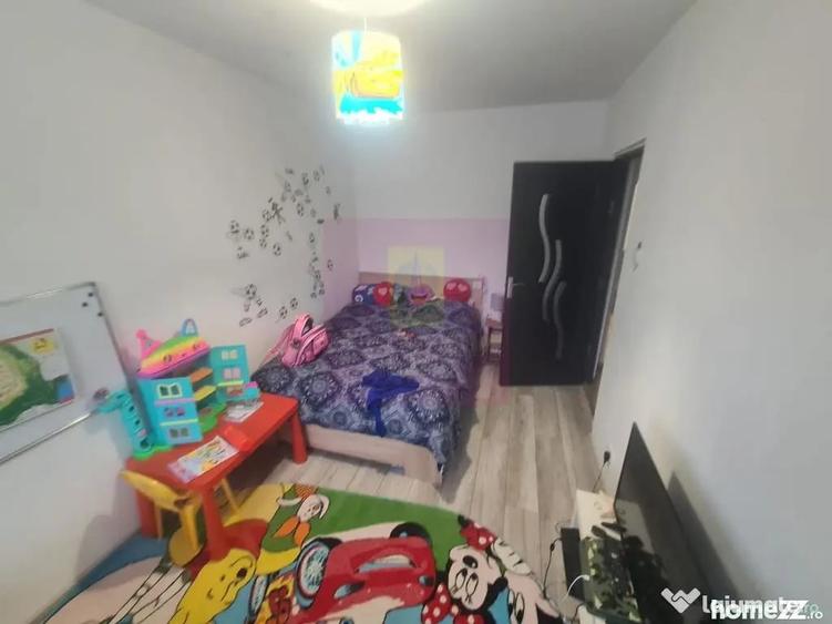 Apartament cu 3 camere semidecomandat în Cuza