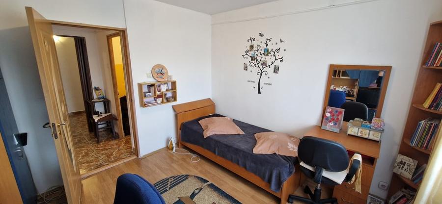 Apartament cu 3 camere decomandat, mobilat în Calea București