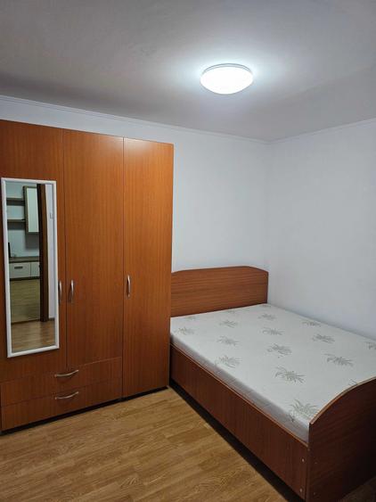 Apartament cu 3 camere semidecomandat în Casa de Cultură