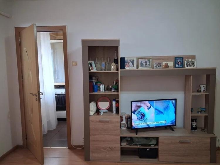 Apartament cu 2 camere semidecomandat, mobilat în Craiovița Nouă