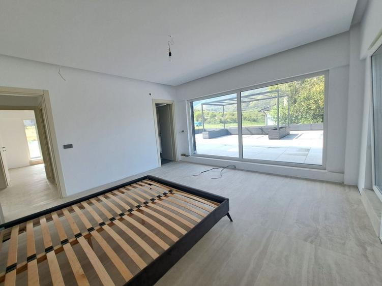 Casă individuală cu 5 camere cu Piscina în Exterior Est