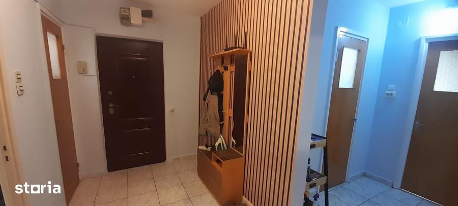 Apartament cu 3 camere decomandat în Drumul Taberei