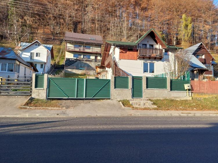 Casă cu 4 camere cu Teren 300 Mp în Central