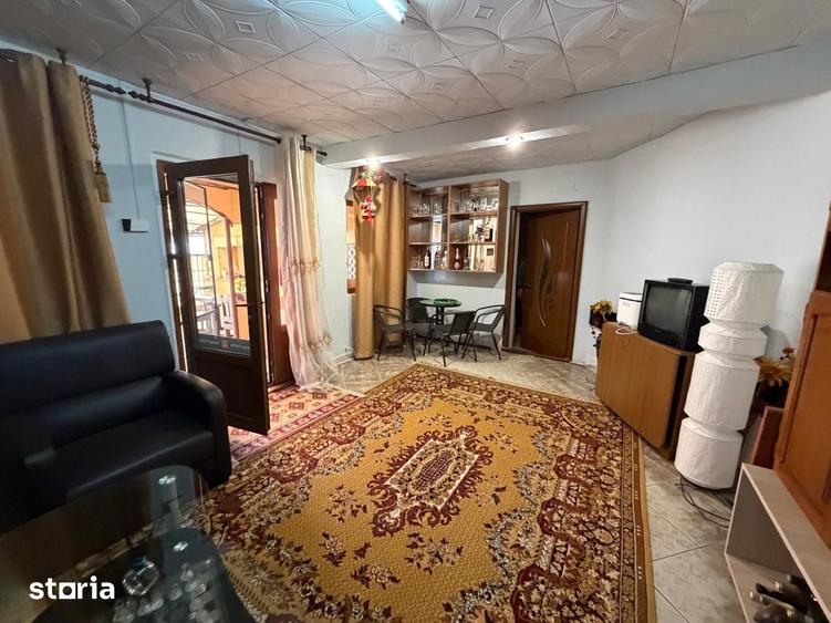 Casă cu 10 camere cu Teren 800 Mp în Costești