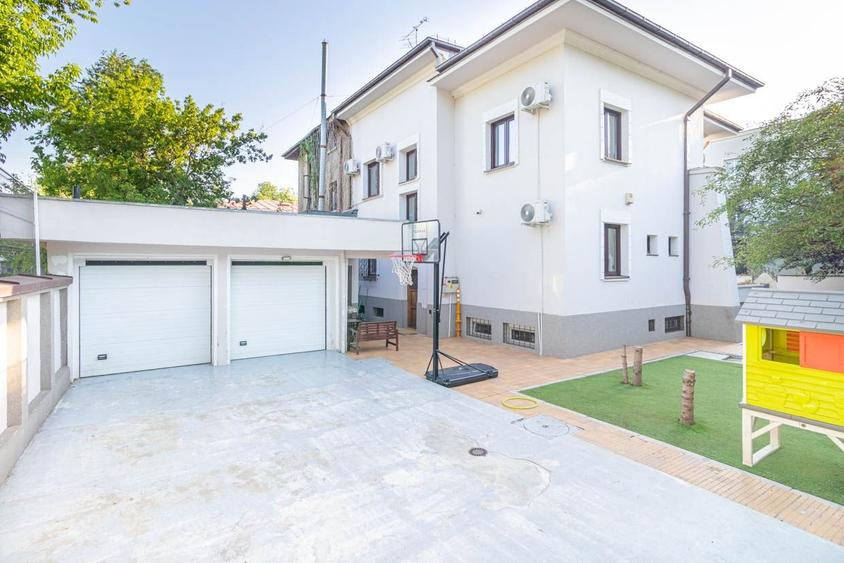 Casă individuală cu 7 camere cu Canalizare în Floreasca